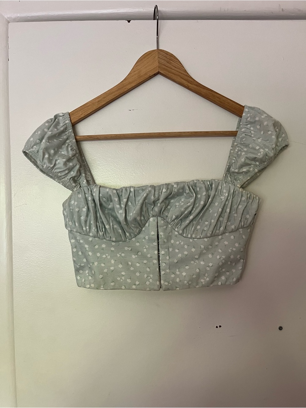 Princess Polly Women’s Sage Floral Puffed-Sleeve Crop Top